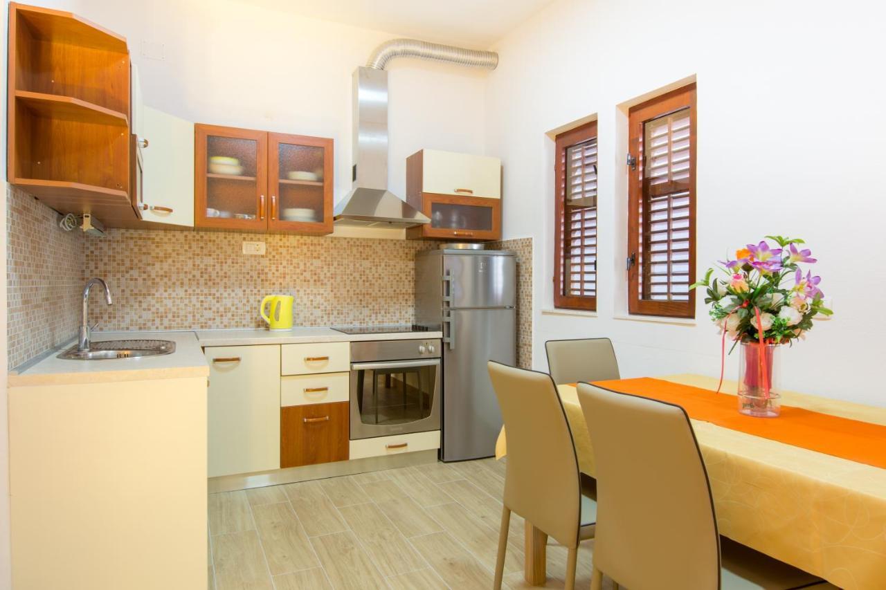Apartments By The Sea Kastel Stari, Kastela - 15894 Buitenkant foto
